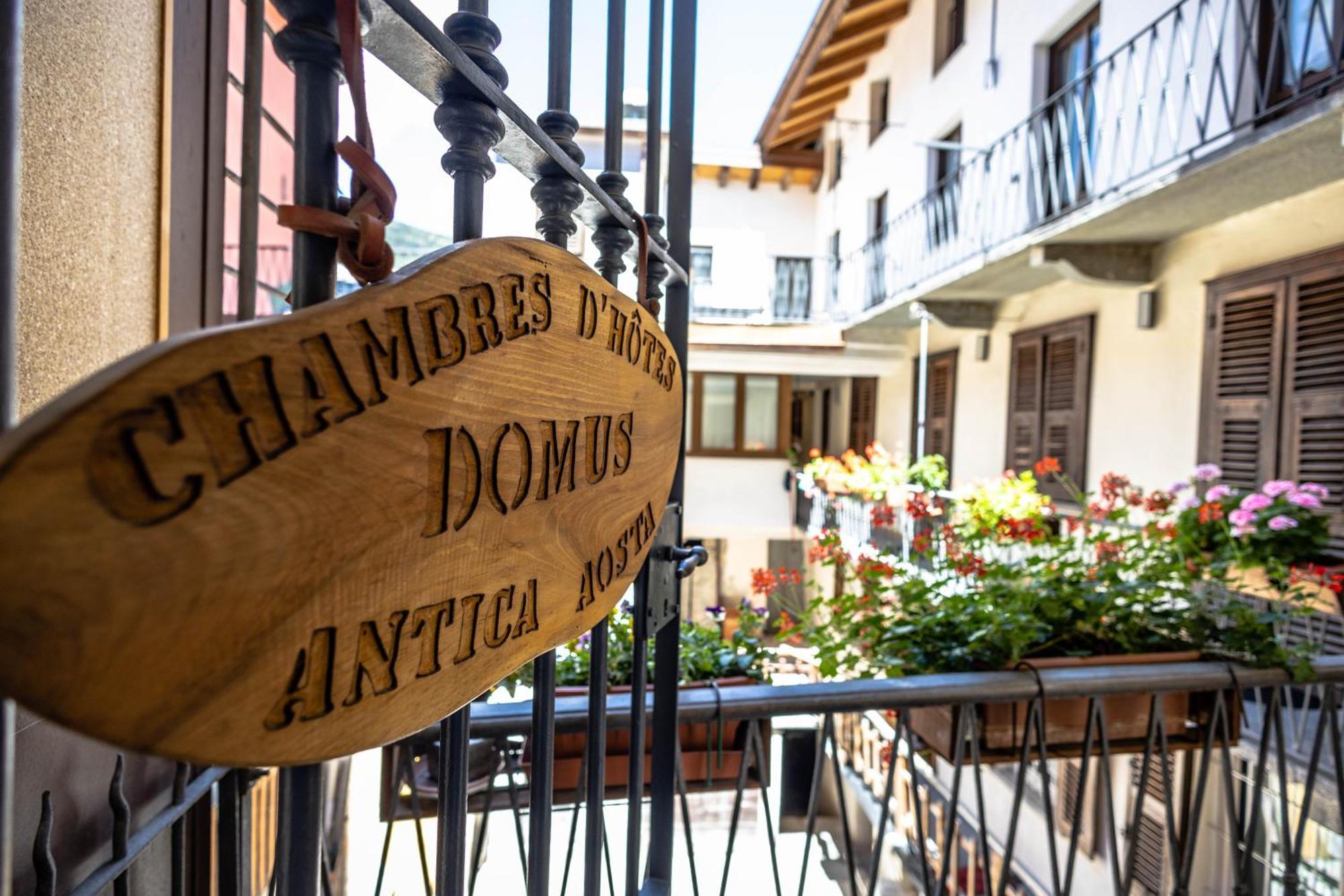 Domus Antica Aosta Hotel Esterno foto